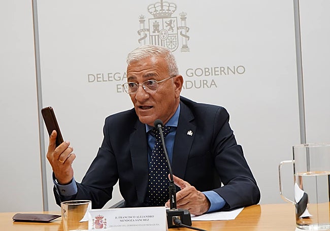 Francisco Mendoza advirtiendo del uso incorrecto del teléfono móvil.