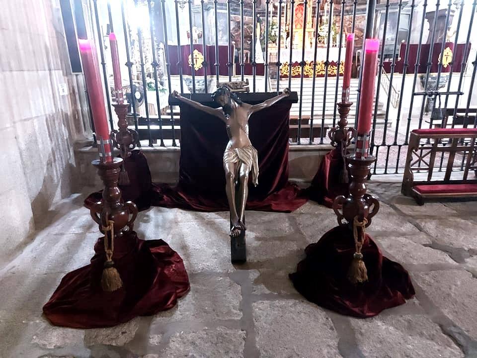 Imagen del Cristo de las Indulgencias en un acto en su honor en la Iglesia de Santiago.