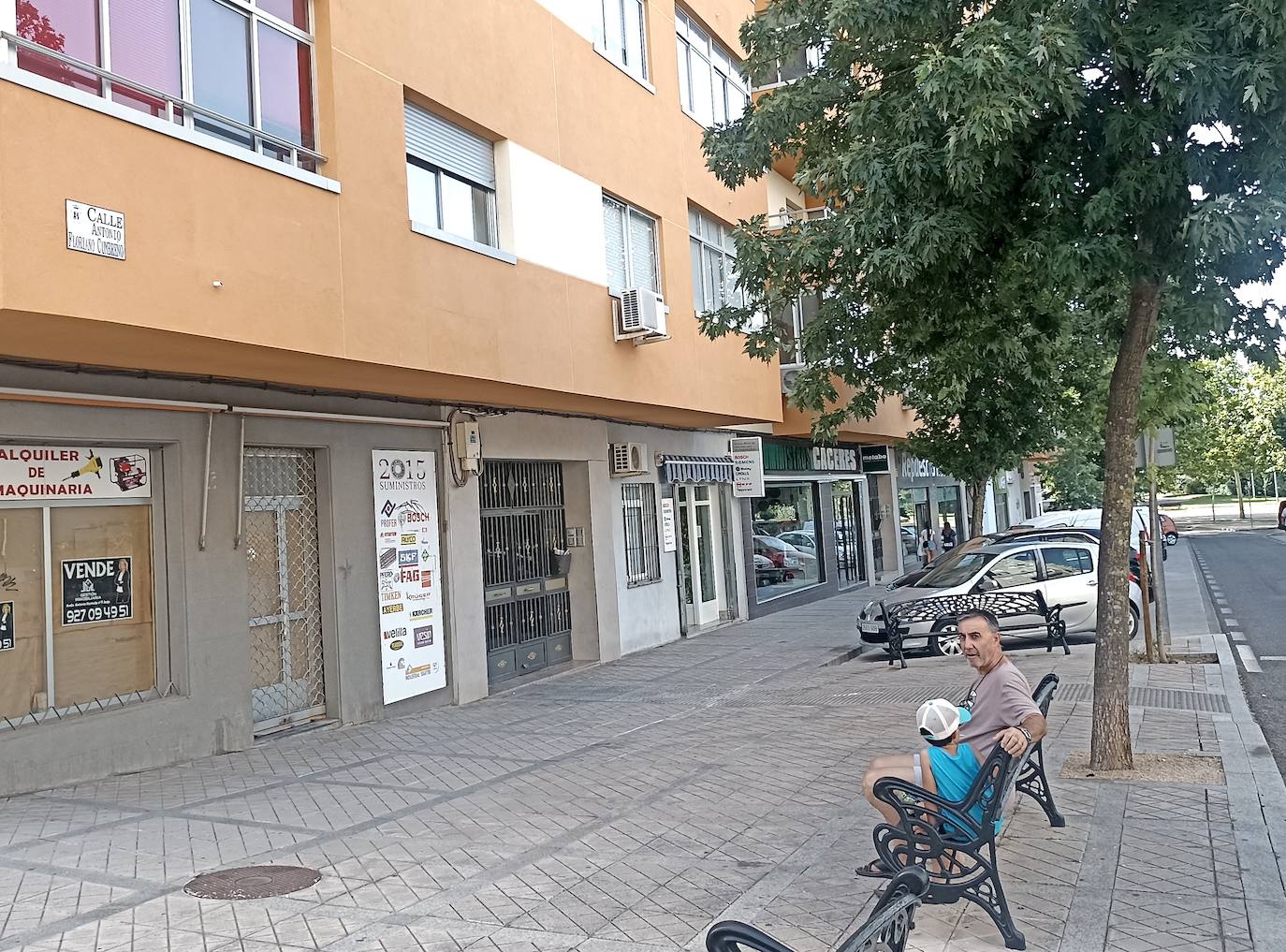 La calle Antonio Floriano Cumbreño en el barrio cacereño del Perú.