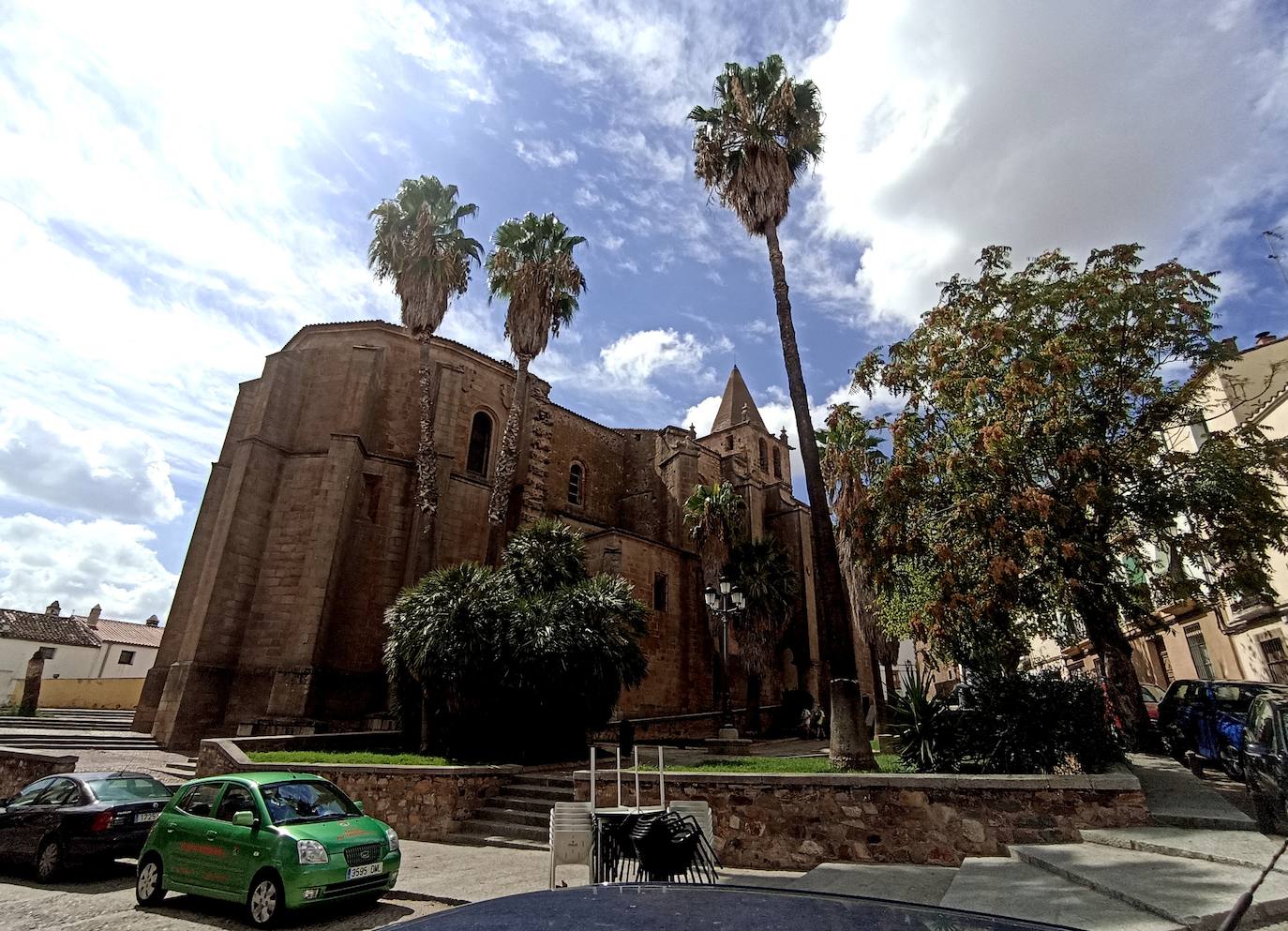 Antonio Floriano realizó un profundo estudio sobre la Iglesia de Santiago de los Caballeros a principios del siglo pasado, encontrando que faltaba una imagen de Cristo.