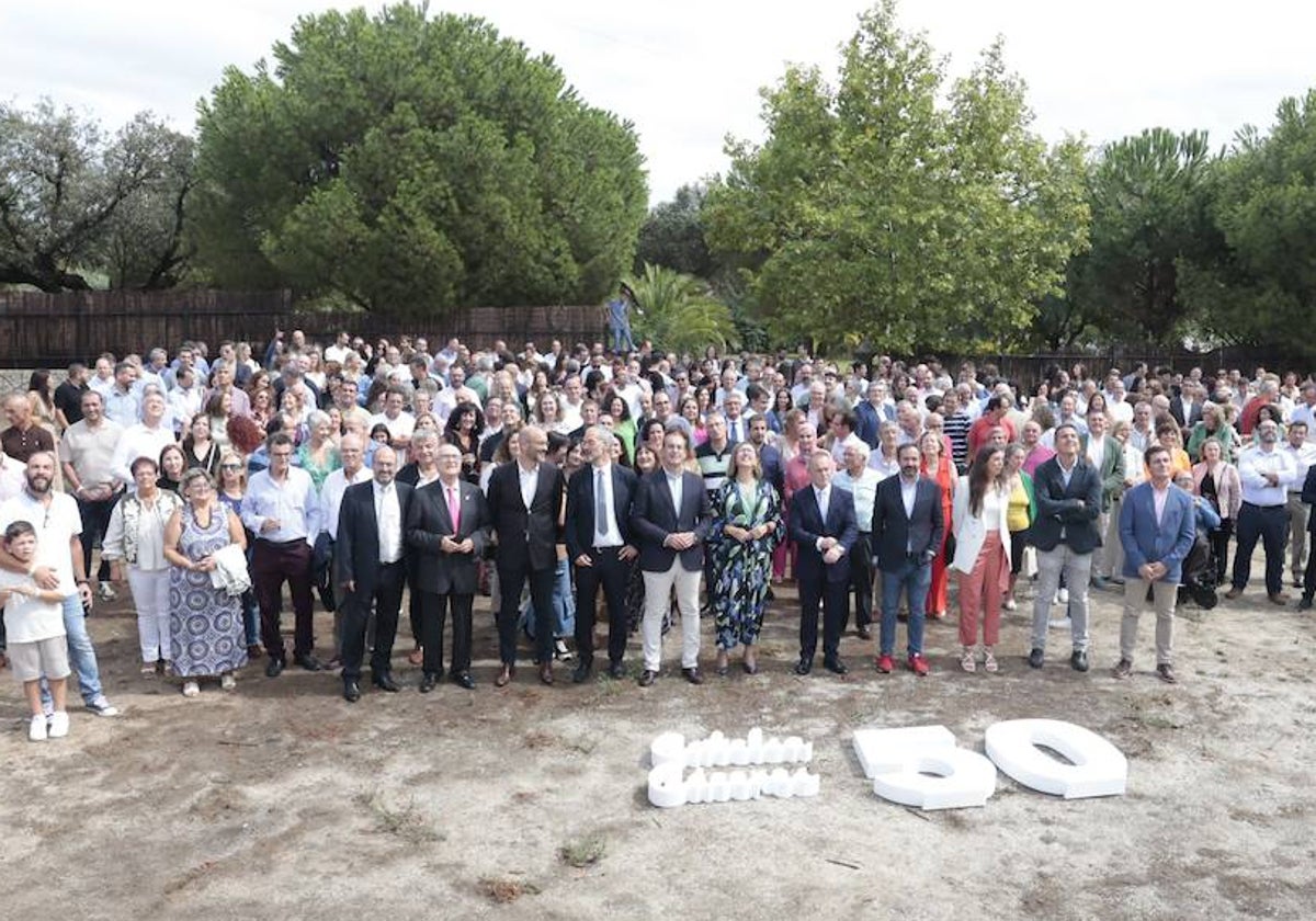 Foto de familia de los trabajadores de Catelsa en la celebración de su 50 aniversario este sábado.