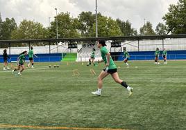 Entrenamiento bajo la lluvia del equipo cacereño.