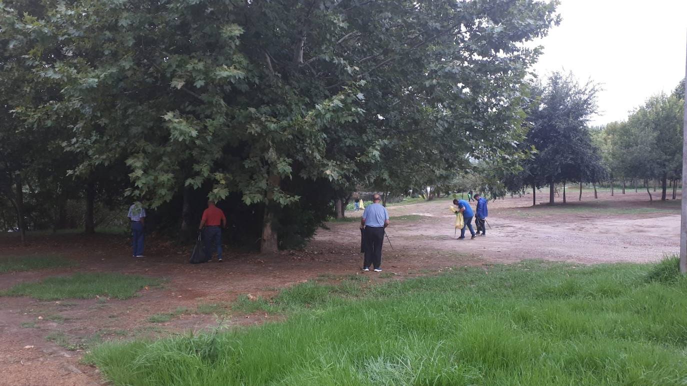 Recogen más de 50 kilos de basuraleza del río Alagón