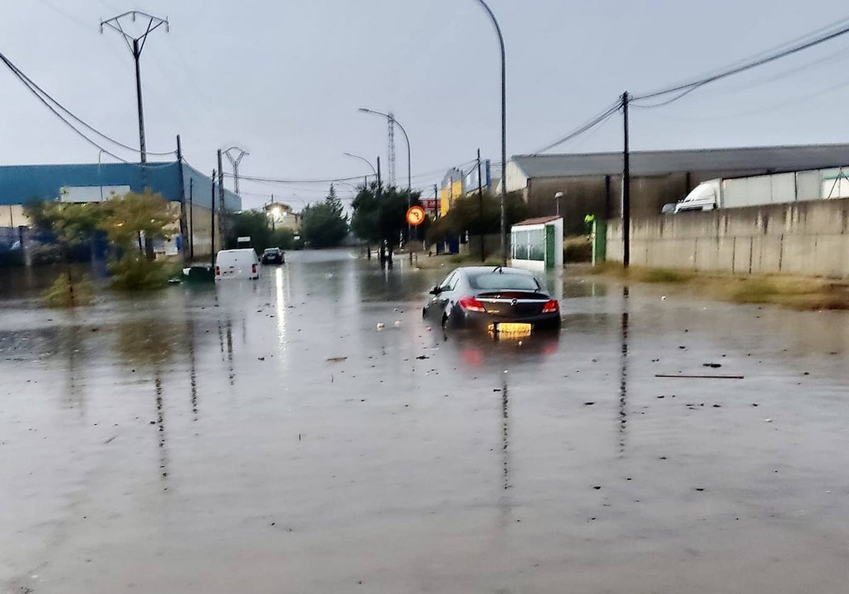 Calle de las Capellanías anegada el pasado viernes por la lluvia.