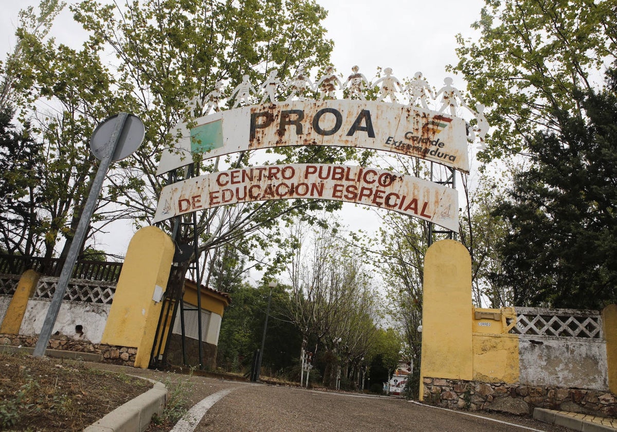 Entrada principal del colegio Proa, aún con el sello de la extinta Caja de Extremadura.