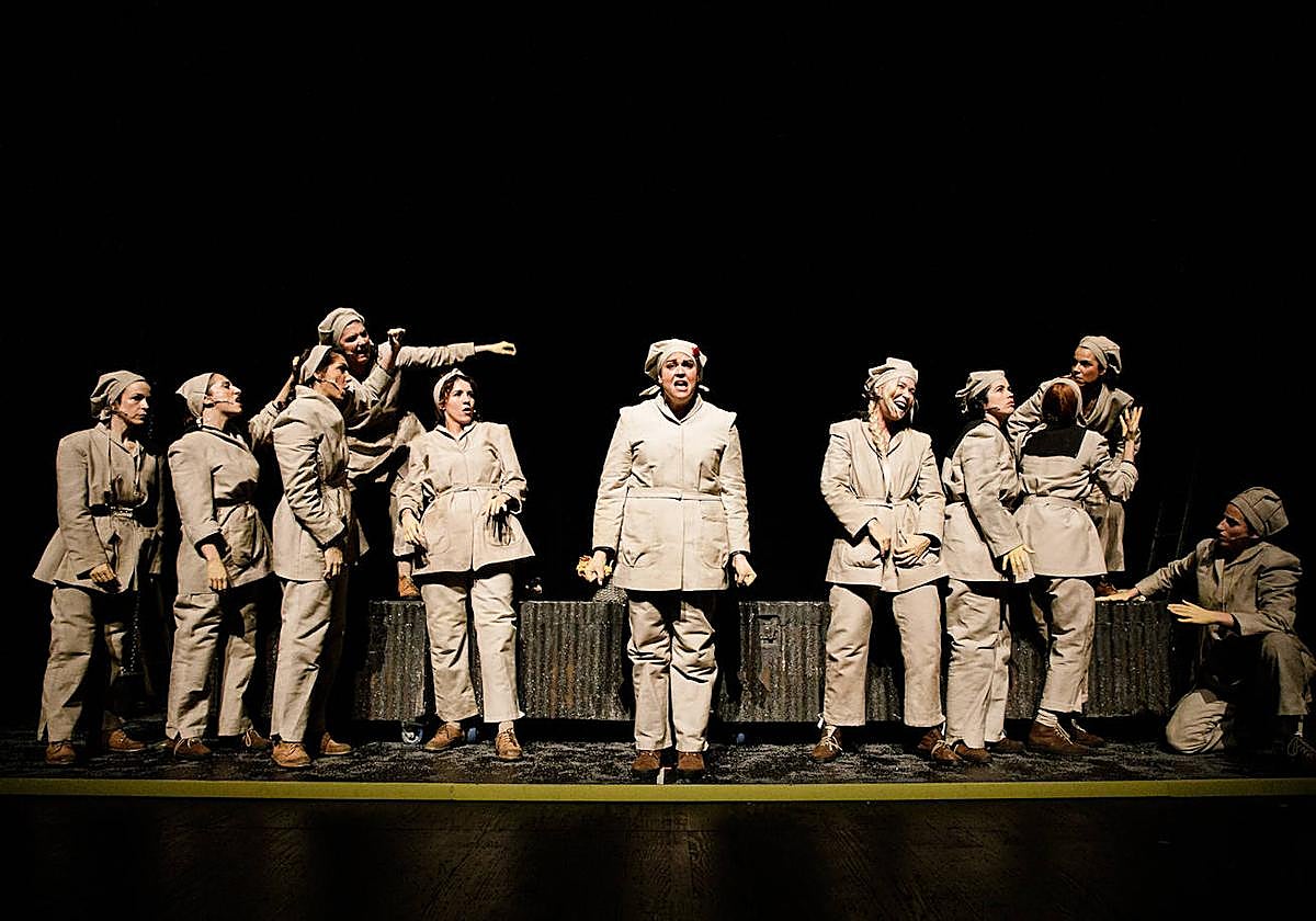 Elenco de Ladies football club en una de sus funciones.