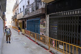 Imagen de la calle San Juan, con varios locales cerrados.