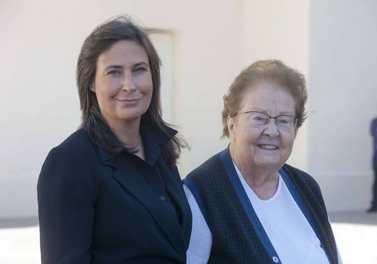 Sandra Guimarães junto a Helga de Alvear esta mañana en el Museo de Arte Contemporáneo.