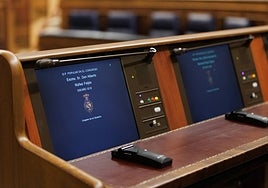 Sus señorías y sus pinganillos