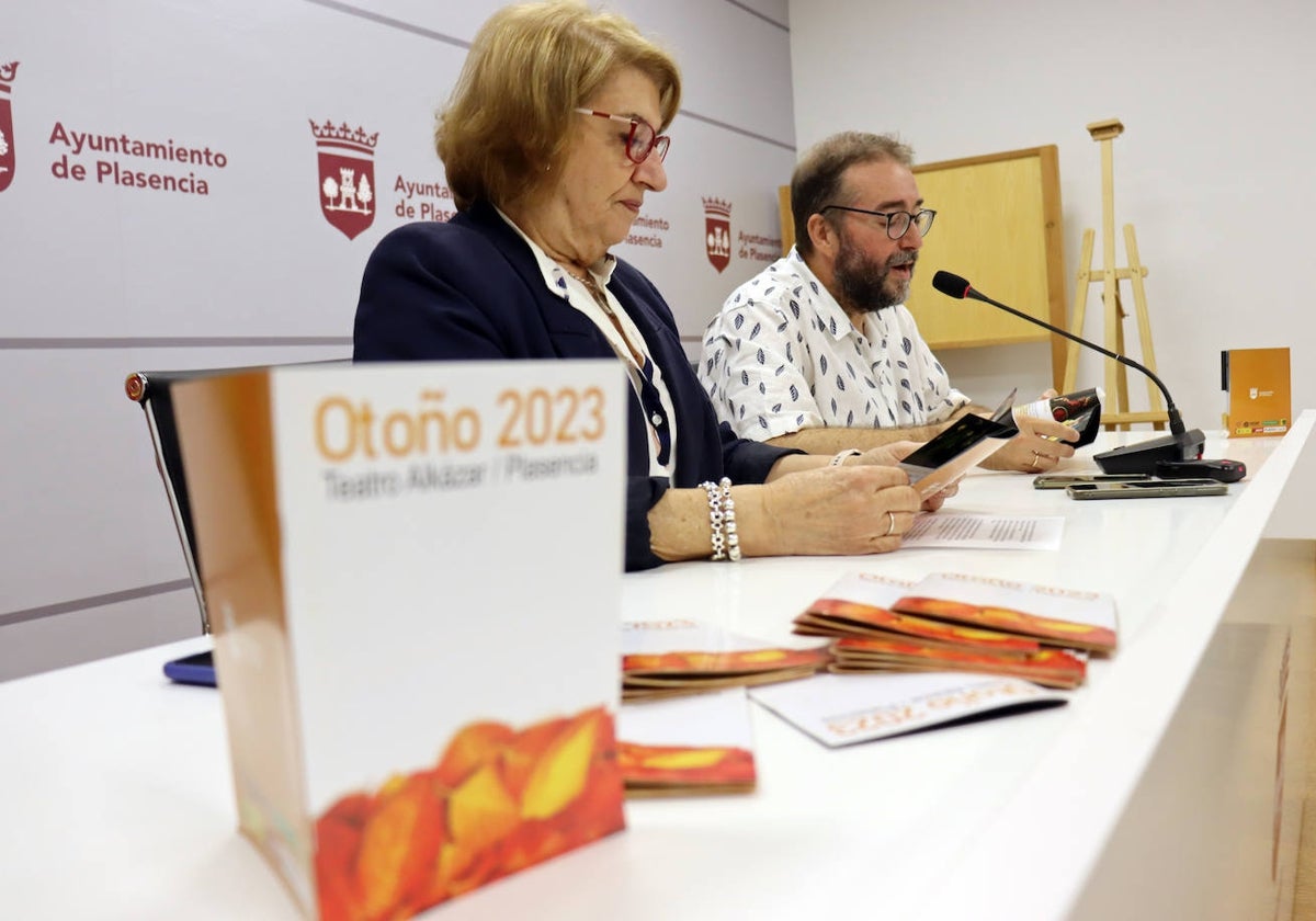 La  concejala María Luisa Bermejo y el técnico Juan Ramón Santos presentan la programación.