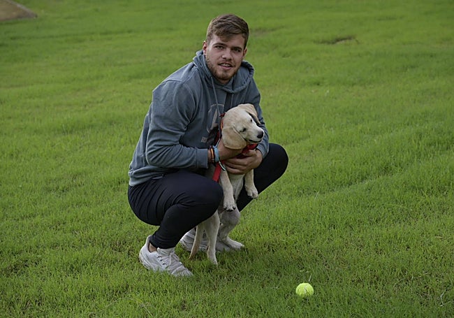 Aarón Flores, con su perro, inaugura el corredor verde de la calle Stadium.
