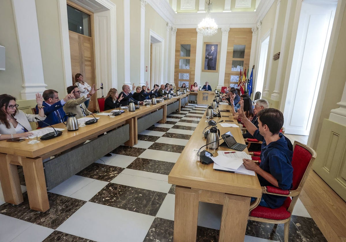 Imagen del pleno en una de las votaciones, con los dos concejales de Vox, Raquel Mirat y Eduardo Gutiérrez, a la izquierda.