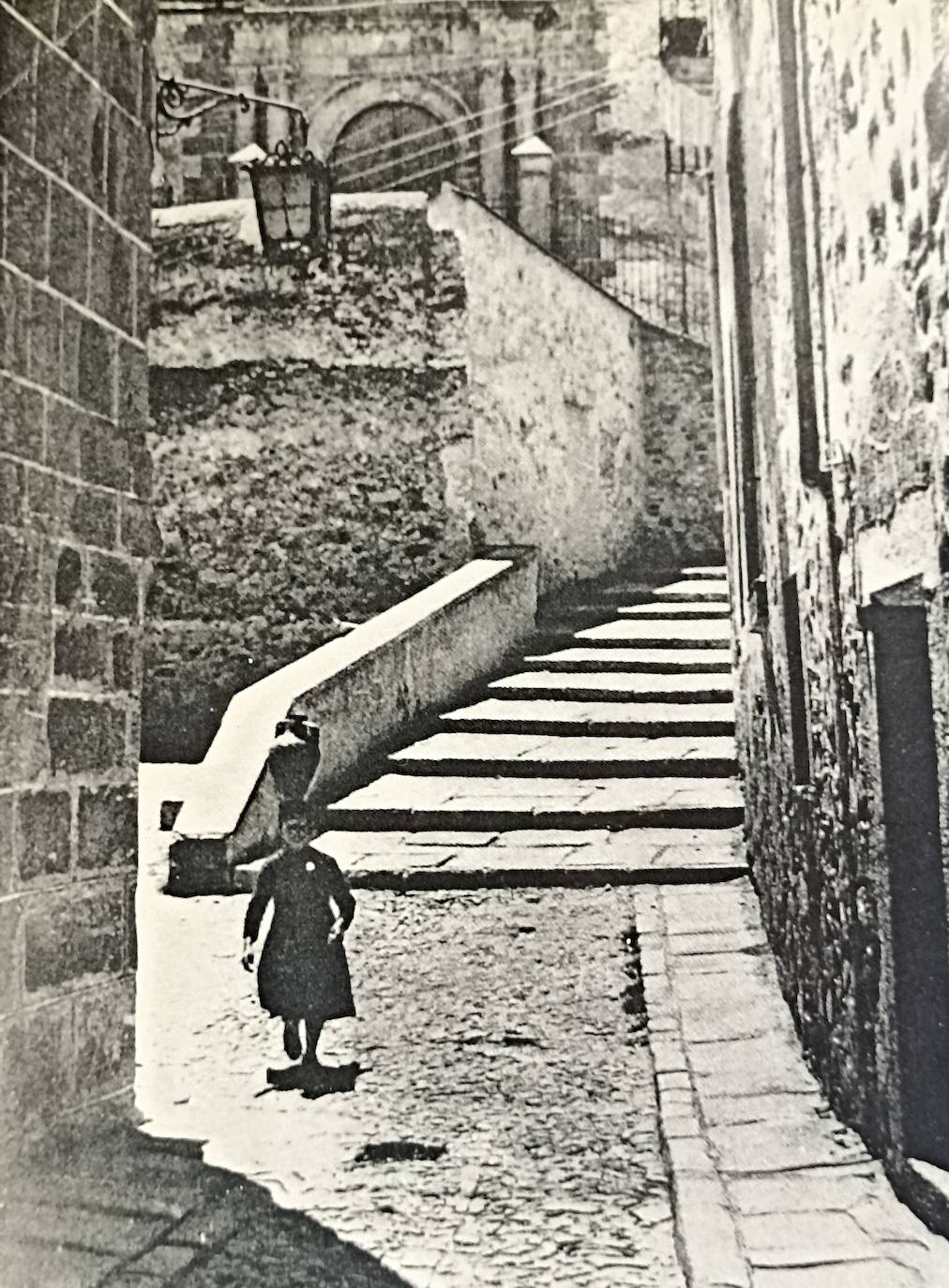 Así era, en 1949, lo que ahora es la plaza de San Jorge, antes de la remodelación realizada por el alcalde Díaz de Bustamante y Antonio Abreu. Aquí existía una fuente y una famosa carpintería.