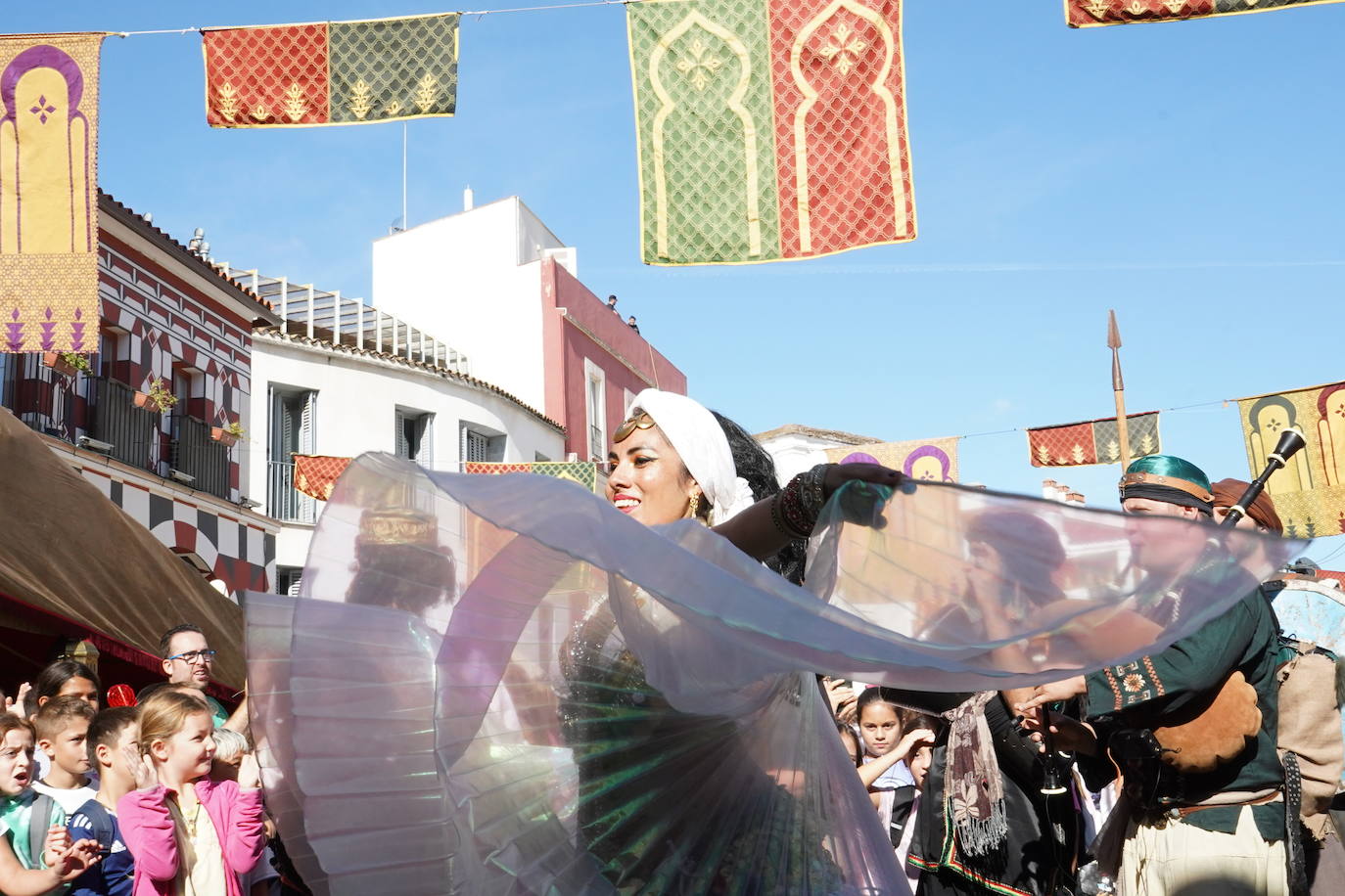 Un pasacalles ha inaugurado el mercado de Almossassa en la plaza Alta