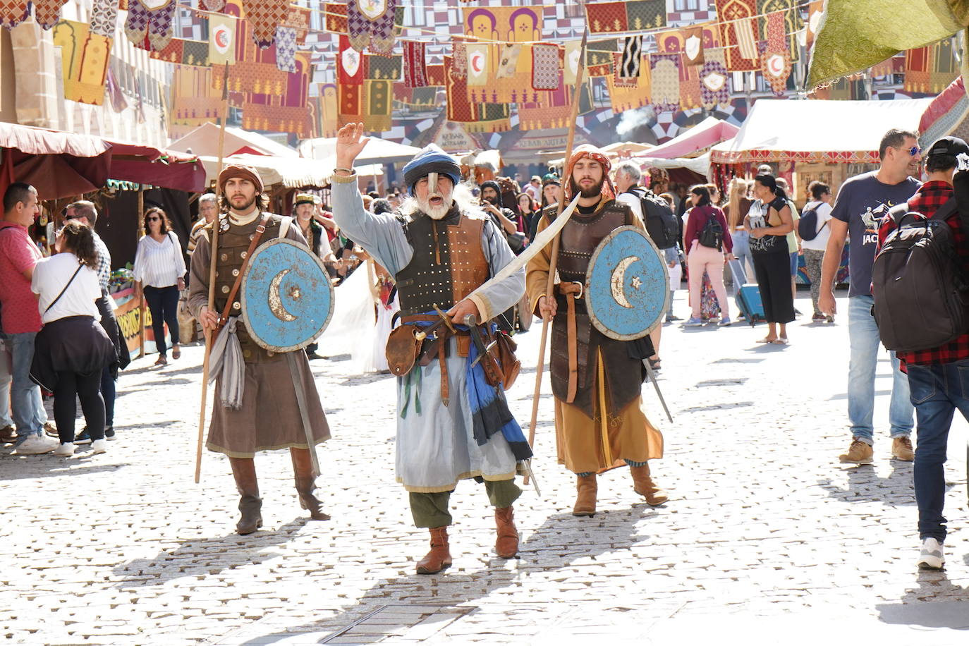 Un pasacalles ha inaugurado el mercado de Almossassa en la plaza Alta