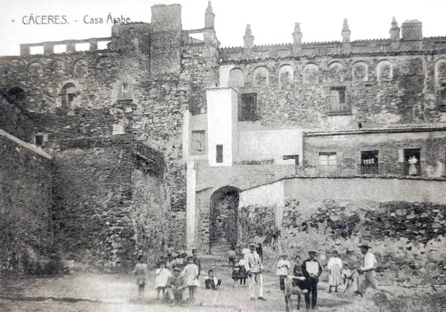 Parte trasera del Museo en una postal de 1920 de la viuda de Cilleros. La visita de una hora llega hasta aquí y se cuela por el callejón del Gallo para llegar a la Plaza de Las Veletas.