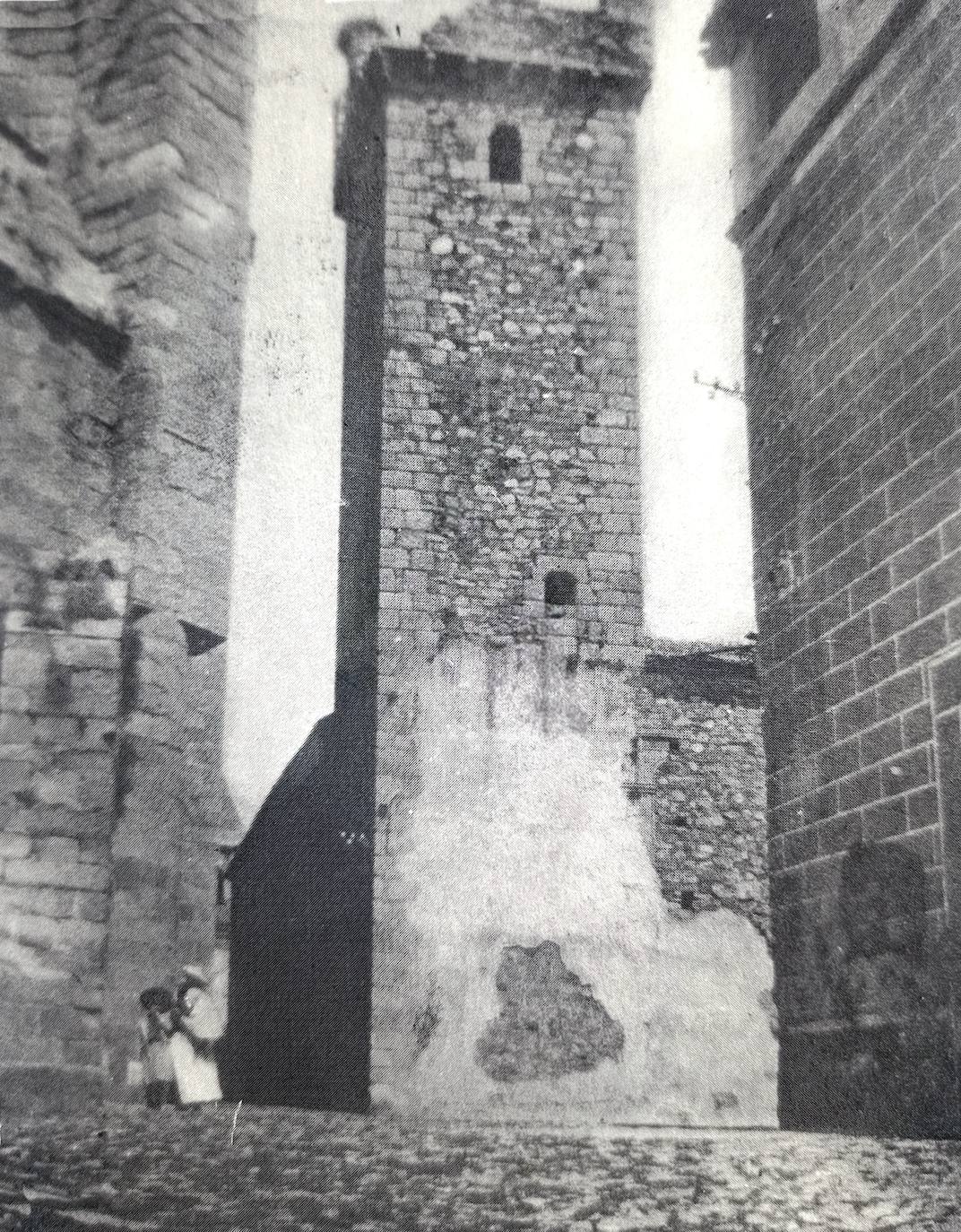 Luego pasa por la Torre de las Cigüeñas, en la Plaza de San Mateo. Este era su aspecto en 1915.