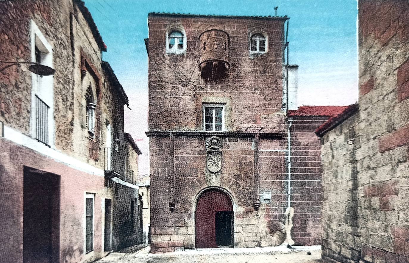 La visita rápida llega a la Casa del Sol, siguiendo por el callejón a la izquierda. Postal de Roisin de 1930.