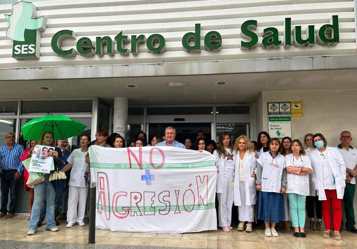 Sanitarios concentrados ayer a las puertas del centro de salud.