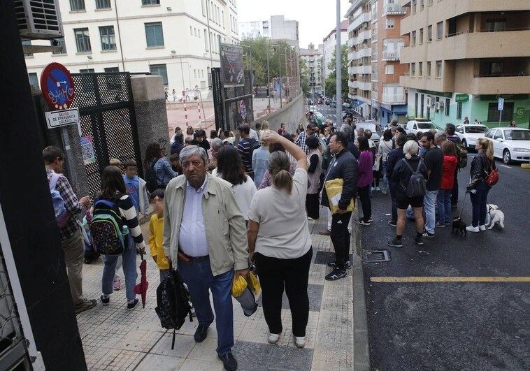 Quejas entre padres del Prácticas, en Cáceres, por no poder acceder a los patios del colegio