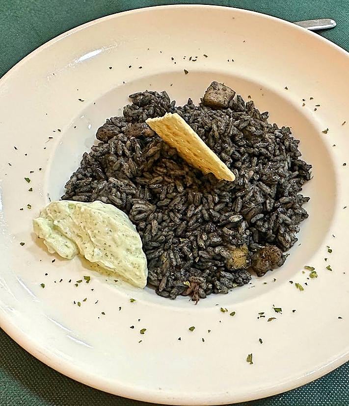 Imagen secundaria 2 - Gazpacho de poleo, alcachofas salteadas y arroz negro.