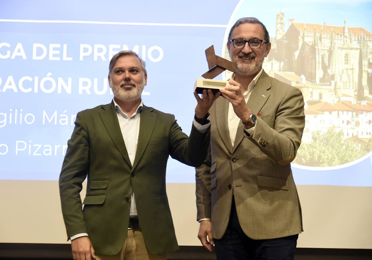 Fernando Pizarro recoge el Premio Eolo de manos de Juan Virgilio Márquez, director general de AEE.