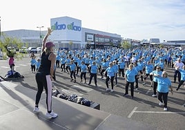 Clase de zumba para mayores en el centro comercial El Faro