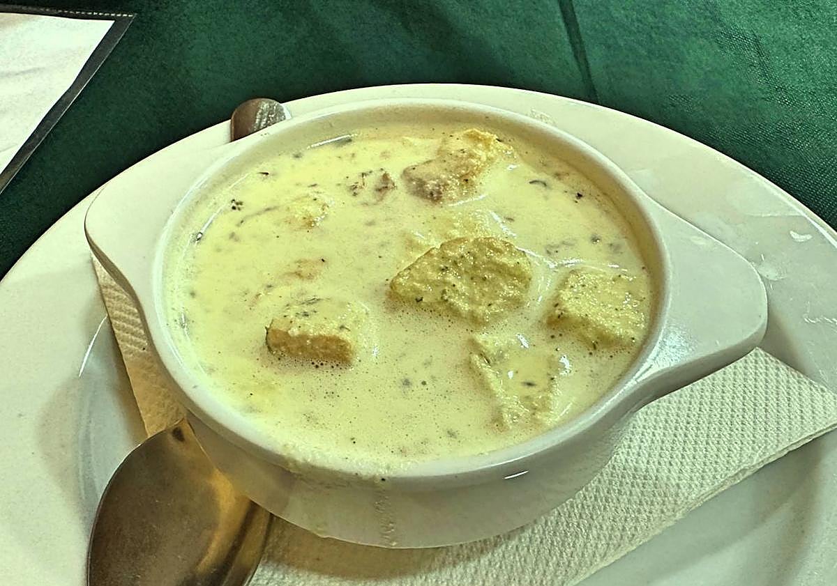 Imagen principal - Gazpacho de poleo, alcachofas salteadas y arroz negro.