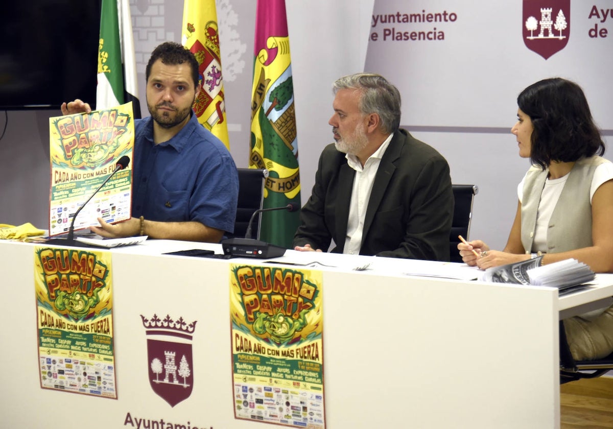 Roberto Manchado, coordinador de la asociación, muestra el cartel del evento.