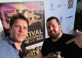 Santiago Requejo, a la izquierda, tras recoger el premio del Festival de Cine de Sax.