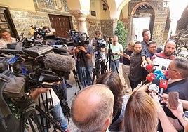 El alcalde de Almendralejo, José María Ramírez, este martes atendiendo a los medios.