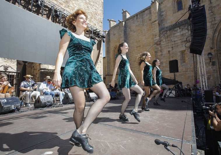 Taller de baile en la Plaza de Santa María a cargo de la formación Irish Treble.