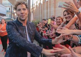 David Bisbal saluda a sus seguidores en la puerta del Museo.