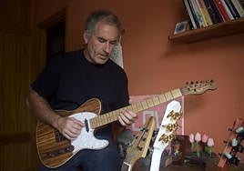 Jesús Gerada con una de las últimas piezas que ha hecho.