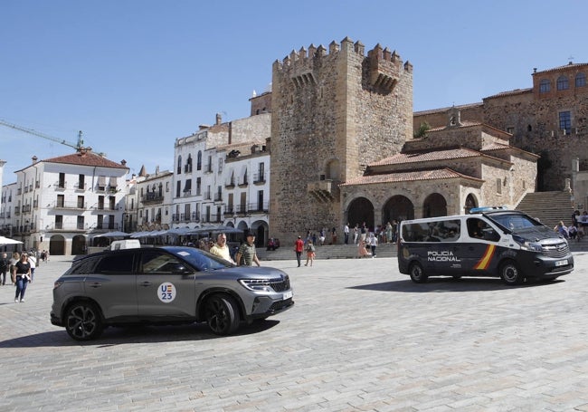 Un vehículo de la presidencia europea en la Plaza Mayor de Cáceres.