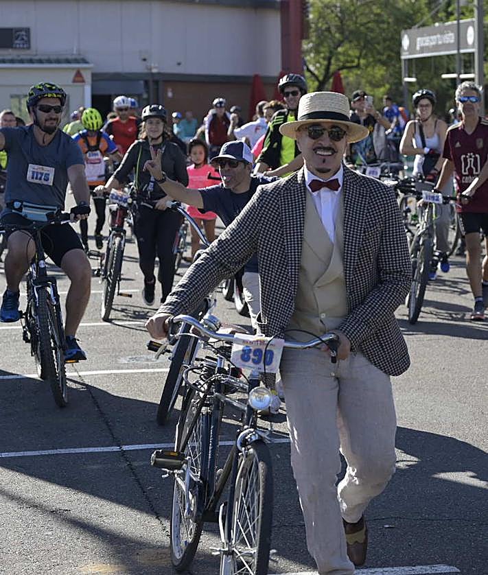 Imagen secundaria 2 - «Es un lujo circular hoy en Badajoz sin coches, solo bicicletas»