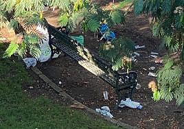 Restos de botellón en el Parque Infantil este domingo.