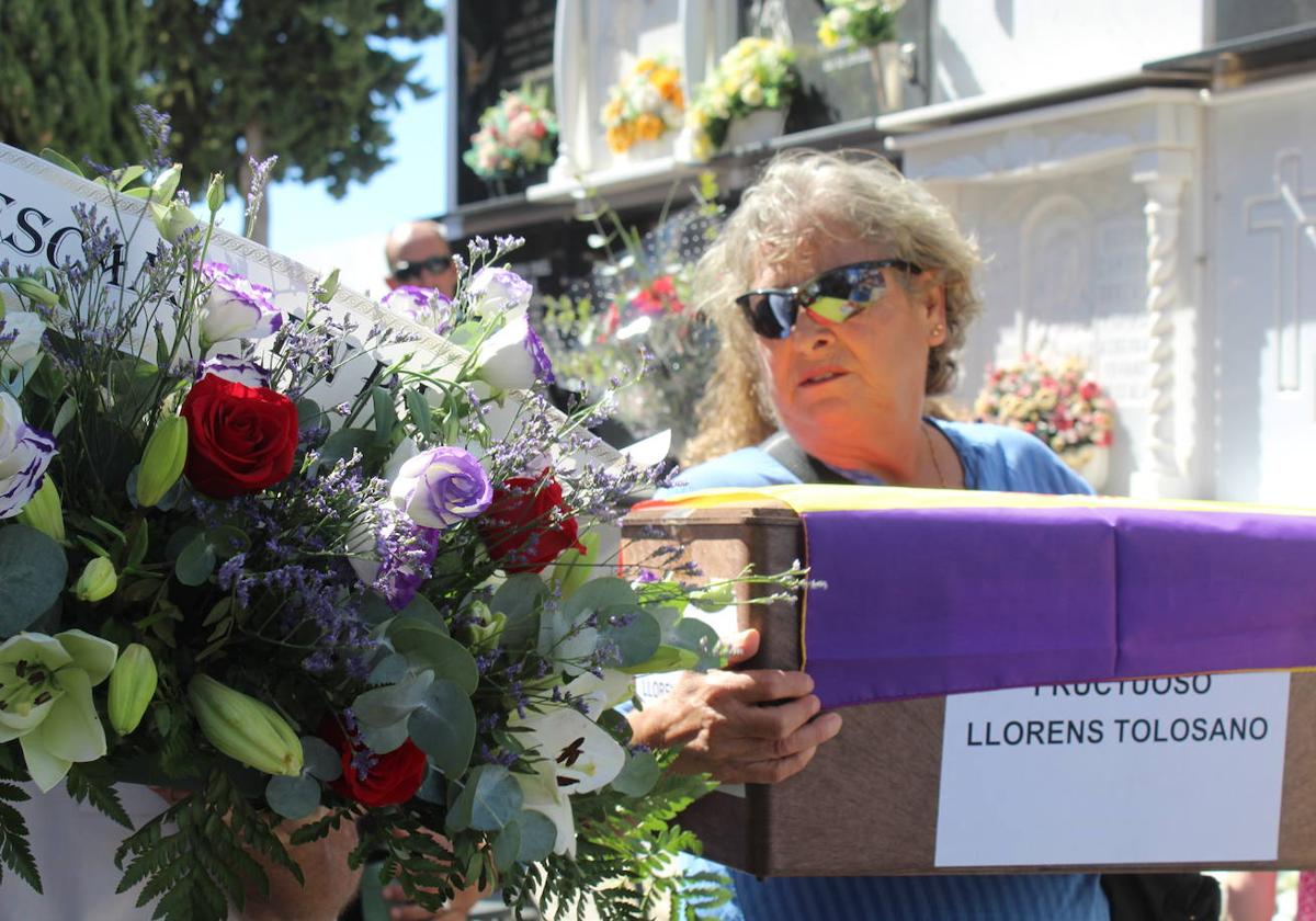 Lola Ordóñez con los restos de su abuelo Fructuoso en el cemneterio de Fuente del Maestre.