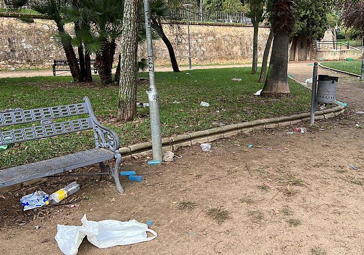 Restos de botellón en el Parque Infantil.
