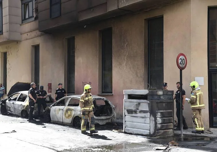 Una nueva quema de contenedores en Plasencia se salda con cuatro vehículos y una fachada dañados