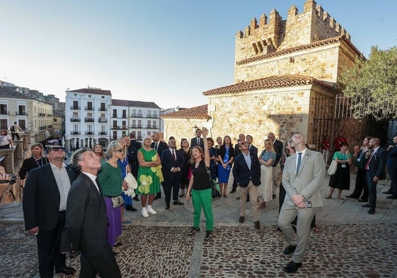 Los ministros atienden a la guía municipal, Amparo Fernández.