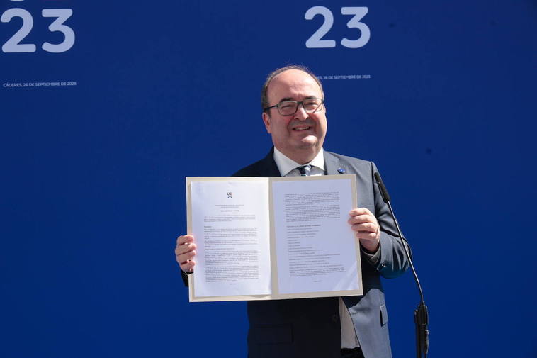 El ministro Miquel Iceta con el documento de la 'Declaración de Cáceres'.