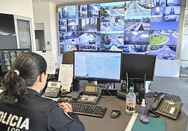 Una agente de la Policía Local dirige la sala de control en una imagen de archivo.