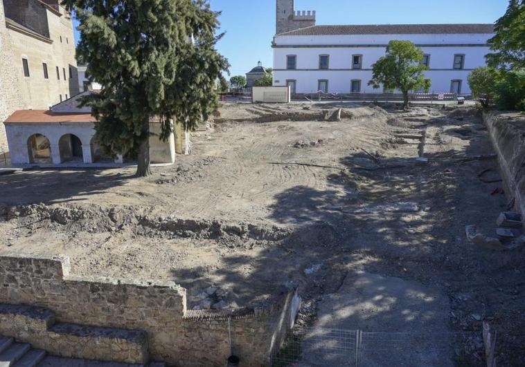La obra de la Alcazaba de Badajoz se para tras hallar un nuevo tramo de muralla árabe
