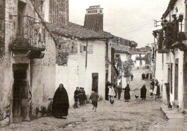 Año 1928. La calle Lectoral Lozano de Montánchez, al lado de donde ocurrió el crimen.