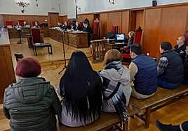 El autor del disparo (primero por la derecha) y los otros cinco condenados en la sala de vistas.