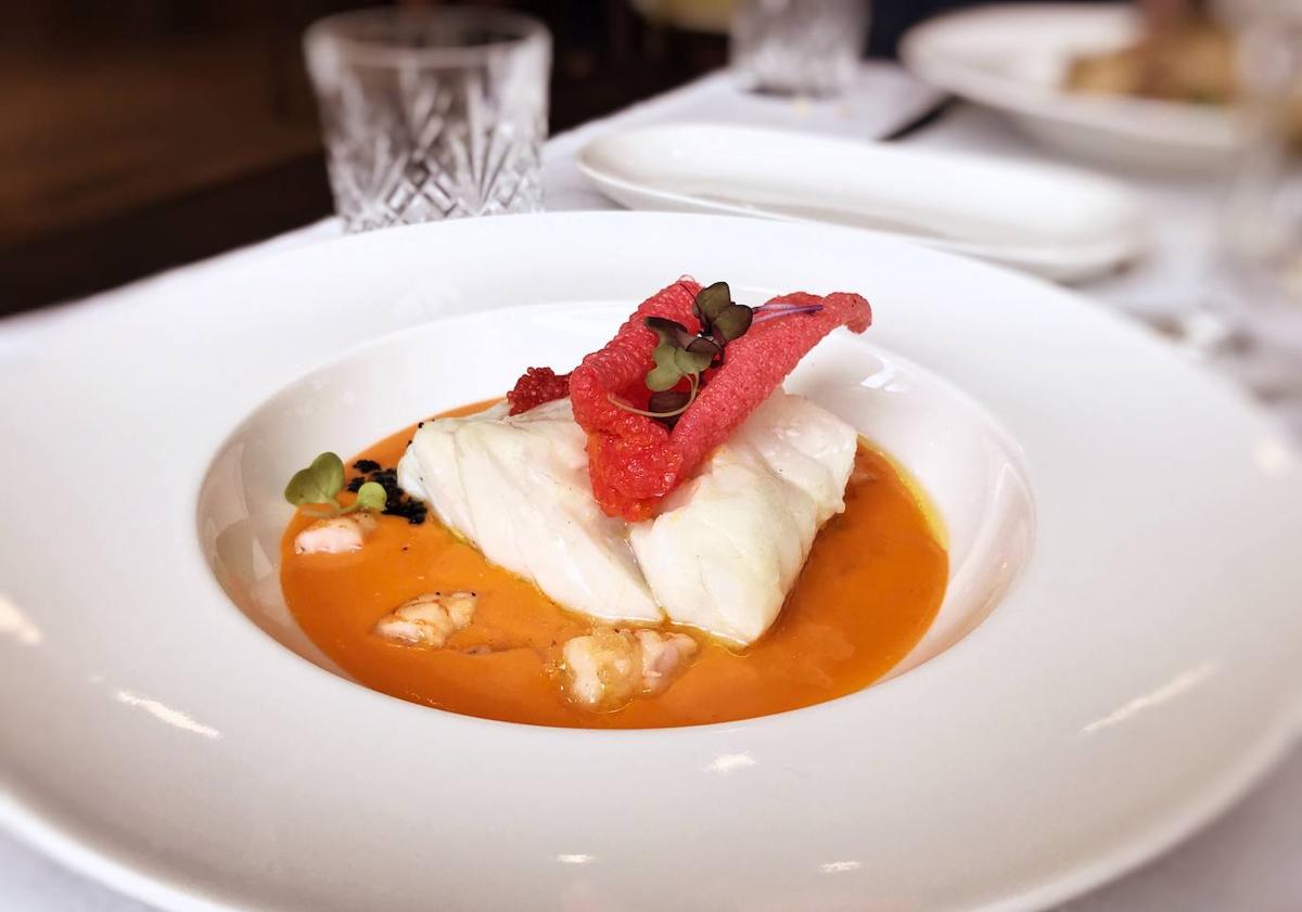 Imagen principal - Bacalao con salmorejo, costillar y copa de Albariño.