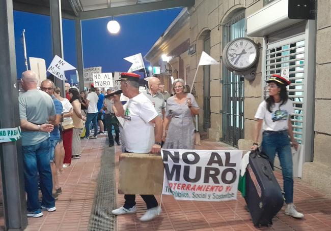 Otro momento de la protesta en la estación morala.