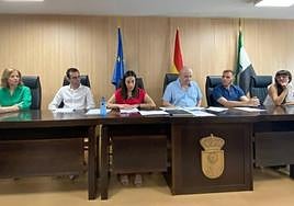 Ediles de IU en el Ayuntamiento de Montehermoso con la secretaria municipal, en el centro.