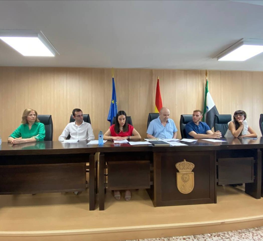 Ediles de IU en el Ayuntamiento de Montehermoso con la secretaria municipal, en el centro.